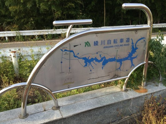 自転車道の表示板も自転車の形